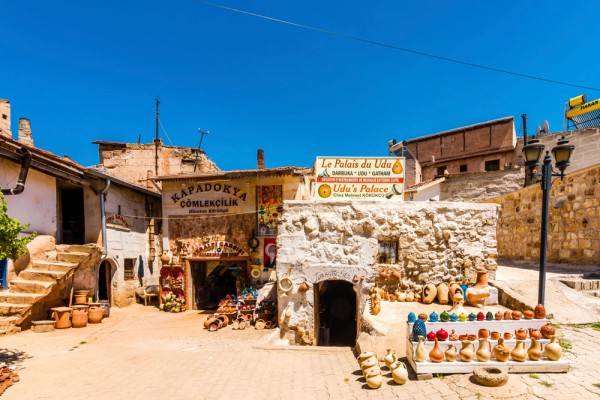 Terminam vizita cu Avanos, un sat situat pe raul Kizilirmak, faimos pentru ceramica si covoarele traditionale.