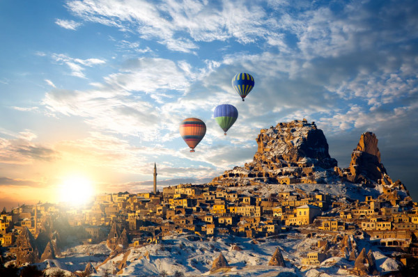 Suntem in spectaculosul peisaj cappadocian distins prin hornurile feerice, orasele subterane in expansiune si  bisericile sapate in tuf vulcanic, dar si al formelor bizare pe care natura le-a croit in roca de-a lungul vremii.