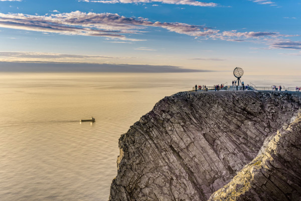 Seara, excursie la Capul Nord Nordkapp 71°10′21″N–care a reprezentat, de secole, o mare provocare pentru exploratori si calatori.