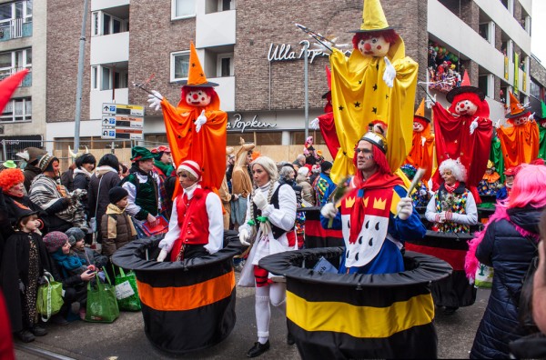 Pe strazile orasului veti putea gasi parade mai mici  si grupuri de participanti ce tin discursuri umoristice sau sesiuni de cantece de carnaval.