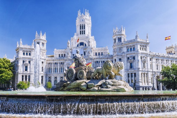tur de oras Madrid, cu trecerea in revista a principalelor obiective turistice: Plaza de Cibeles