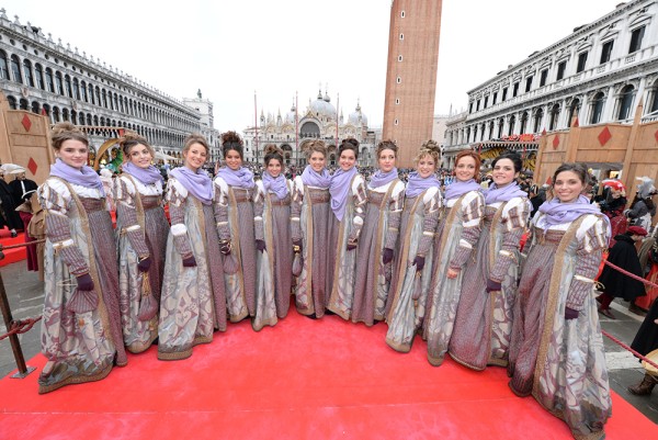 De asemenea se asteapta intoarcerea pe scena a celor “12 Marii ale Carnavalului” pentru ceremonia de premiere.