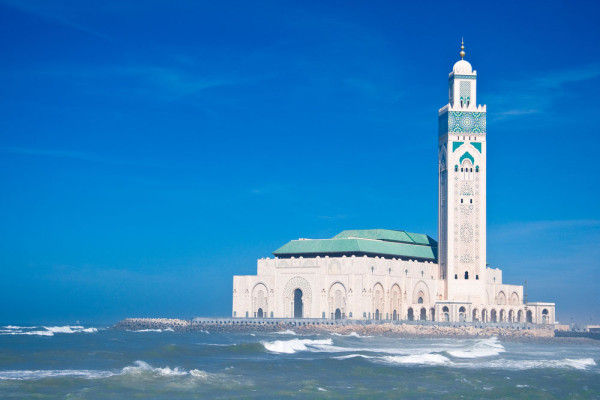 Se afla la tarmul marii, dincolo de Medina si domina intregul oras Casablanca, fiind a treia moschee ca marime din intreaga lume.