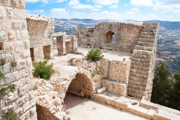 Aici vom admira Castelul Ajloun (exterior) cunoscut in araba sub numele de Qalaat Errabadh, de unde va veti putea bucura de o panorama deosebita asupra Vaii Iordanului.