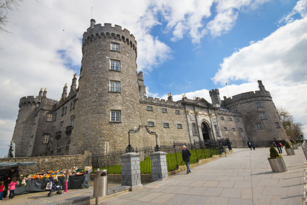 Aici se poate admira Castelul Kilkenny construit din piatra in Sec al XII-lea de ginerele normandului Strongbow si transformat intr-un superb palat de urmasii clanului Butler.
