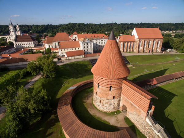 Timp liber pentru pranz si vizita in cea mai pitoreasca parte din Kaunas, Orasul Vechi (“Senamiestis”) situat intre raurile Neris si Nemunas, centrat pe Piata Primariei cu case ale negustorilor din Sec al-XV-lea si al-XVI-lea