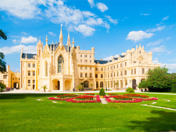 Plecam spre Complexul Lednice si Valtice - unul dintre cele mai romantice si luxoase din Republica Ceha.