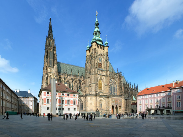 Catedrala Sf. Vitus care se afla in interiorul castelului este cel mai important lacas religios si contine mormintele fostilor regi ai Cehiei.