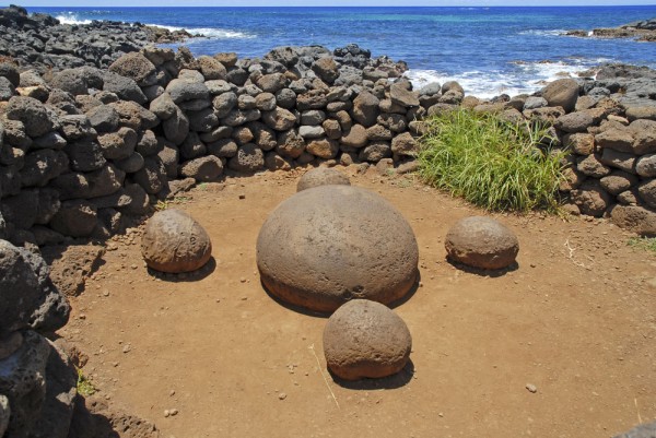 ajungem la Ahu Te Pito Kura, locul celui mai mare moai (aproape 9,98 metri inaltime si 82 de tone in greutate) si al carui nume inseamna „buricul Pamantului”.