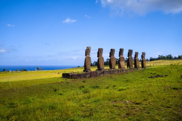 Ziua de azi o vom dedica vizitei singurului grup de moai de pe insula care stau cu fata spre mare – cel de la Ahu Akivi