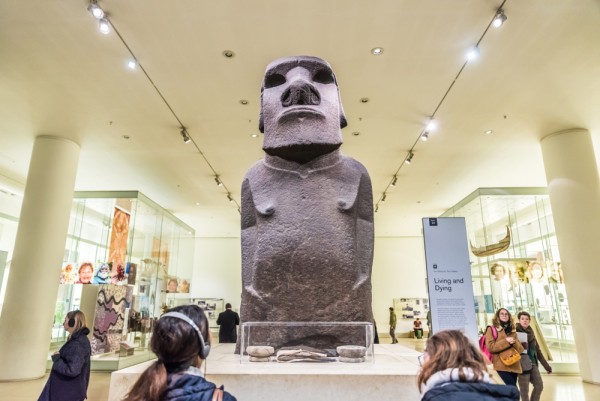 loc de unde provine si statuia lui Hoa Hakananai'a, moai aflat la British Museum din Londra