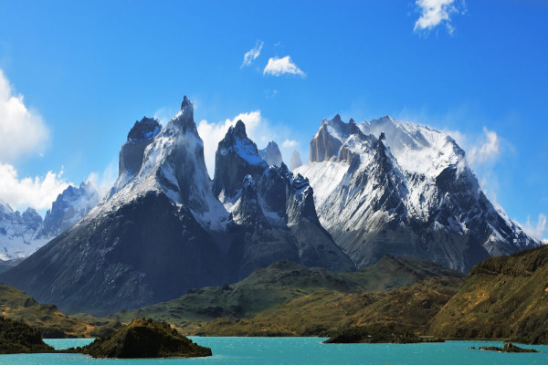 Plecare catre Parcul National Torres del Paine, unul dintre cele mai populare parcuri nationale din Chile. A fost declarat de catre UNESCO rezervatie a biosferei datorita peisajelor sale in care converg munti, ghetari, vai, lacuri, iazuri