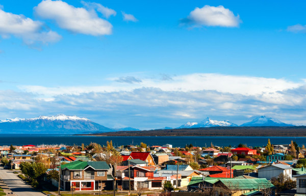 Puerto Natales-oras portuar cu 19.000 locuitori, inconjurat de dealuri si munti. Printre atractiile sale turistice se numara Muzeul de Istorie, micul sat al artizanilor, peretele popoarelor indigene, canalele de trecere si fiordurile, variatele specii