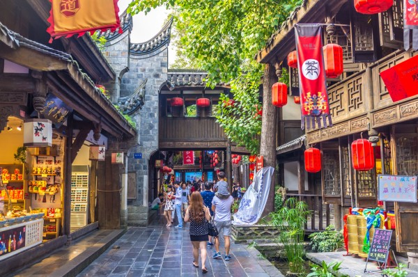 Continuam apoi cu o plimbare pe Kuanzhai Alley, un cartier istoric si cultural renumit din centrul orasului Chengdu.