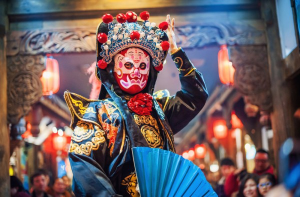 Si daca tot am pomenit de opera Sichuan, nu vom rata nici noi un astfel de spectacol !