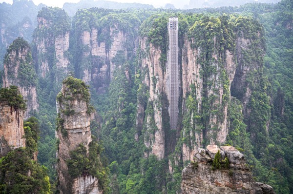 Platforma Yuanjiajie, unde se afla Muntele Hallelujah Avatar, este accesibila cu Liftul Bailong (sau Liftul celor O Suta de Dragoni)