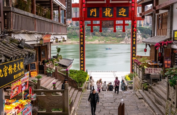 Vom incepe vizitele cu Ci Qikou (Orasul Vechi), un sat antic bine conservat, situat pe malul raului Jialing, cu strazi pietruite si cladiri vechi.