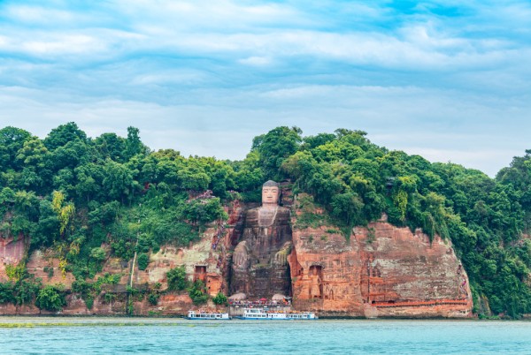 LeShan si Marele Buddha sunt una dintre cele mai impresionante si importante atractii istorice si culturale din provincia Sichuan, fiind incluse in Patrimoniul Mondial UNESCO.