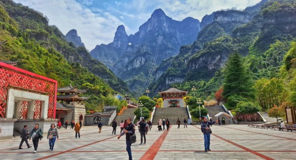 Eliberam camerele si luam trenul de mare viteza catre Zhangjiajie.