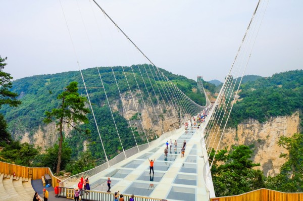 Daca tot suntem aici nu vom rata nici Podul de Sticla (Glass Bridge), unul dintre cele mai lungi si mai inalte poduri de sticla pietonale din lume.