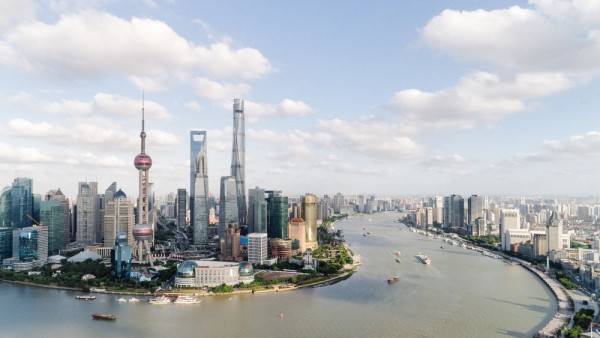 Experienta este completata de o croaziera pe fluviul Huang Pu, care imparte orasul in doua zone disticte
