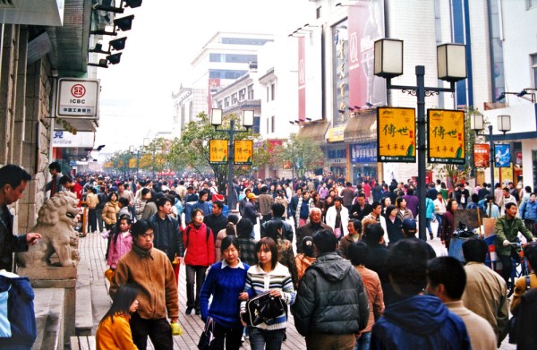 Vizitam faimoasa strada de shopping Guan Qian, onorata cu titulatura de una dintre cele 4 celebre strazi pietonale din China