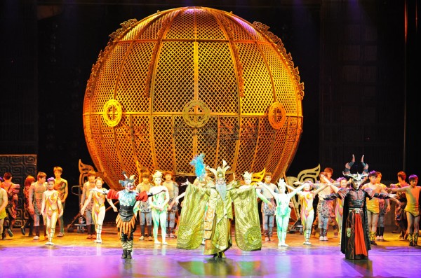 Seara participam la celebrul Spectacol de Acrobatii al orasului.