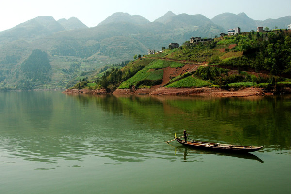 Cunoscut occidentalilor ca Yangtze, Chang Jiang (Fluviul Lung) strabate mai mult de 6.300 de kilometri. Cel mai lung fluviu din China, Yangtze este al treilea din lume dupa Nil si Amazon.