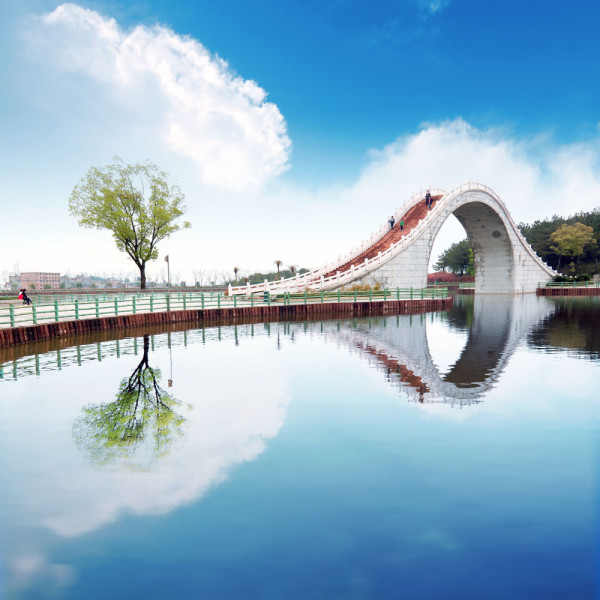 Situat in delta raului Yangtze, cunoscut sub numele de la Venetia Orientului, orasul este renumit pentru podurile frumoase de piatra, pagodele si gradinile meticulos proiectate in stil clasic.