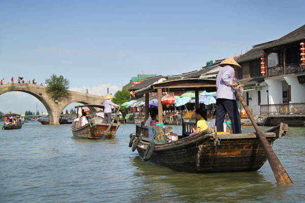 Ne deplasam catre orasul pe apa, vechi de peste 1700 ani, Zhujiajiao, situat langa Shanghai. Asemanarea cu Venetia este izbitoare - cladirile vechi asezate pe malul raului, canalele traversate de 36 de poduri de piatra,