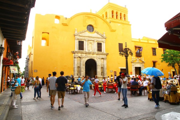 Plaza Santo Domingo - foarte animata noaptea, dominata de biserica sa spectaculoasa