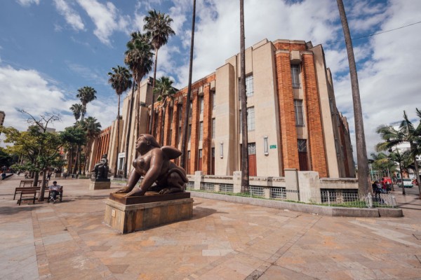 Piata Botero – care poarta numele celebrului sculptor Fernando Botero, nascut aici - dar si Muzeul Antioquia
