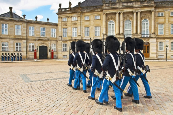 Copenhaga Garda Regala Castel Amalienborg