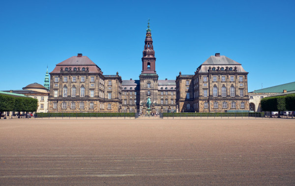 Continuam apoi cu un tur de oras cu ghid local: Slotsholmen (Insula Castelului) – locul unde incepe istoria orasului Copenhaga si centrul politic al statului Christianborg