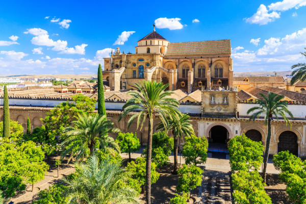 Poposim pe malul Gudalquivirului si ne indreptam spre centrul istoric dominat de impunatoarea Mezquita–Catedral