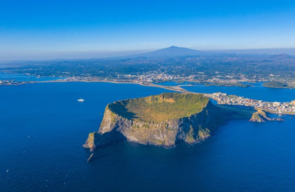 Tot in partea de est a insulei se afla stanca Seongsan Ilchulbong care este de fapt un crater ce s-a format in urma unei eruptii subacvatice acum 5000 de ani