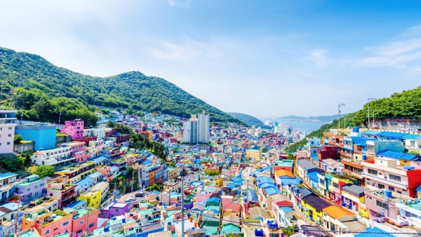 Scari abrupte, alei intortocheate si case viu colorate alcatuiesc peisajul Satului Cultural Gamcheon