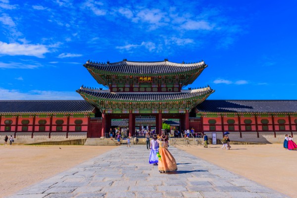 De aici ne indreptam catre Palatul Gyeongbokgung unde vom admira ceremonia de schimbare a garzii.