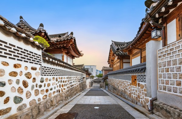 Ne indreptam apoi catre Satul Bukchon Hanok unde vom pasi inapoi in timp in perioada dinastiei Joseon.