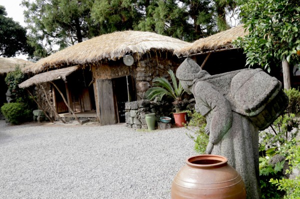 transfer la Muzeul Folclorului si Istoriei Naturale unde vom afla despre cultura si mediul natural al insulei