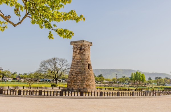 precum si Observatorul Cheomseongdae care este considerat unul dintre cele mai vechi observatoare astronomice ce au rezistat pana in zilele noastre
