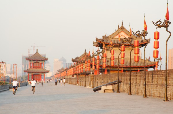 Prima vizita in Xi’An este la Zidurile Orasului Vechi construite in timpul dinastiei Ming, lungi de 14 km si inalte de 12 metri.