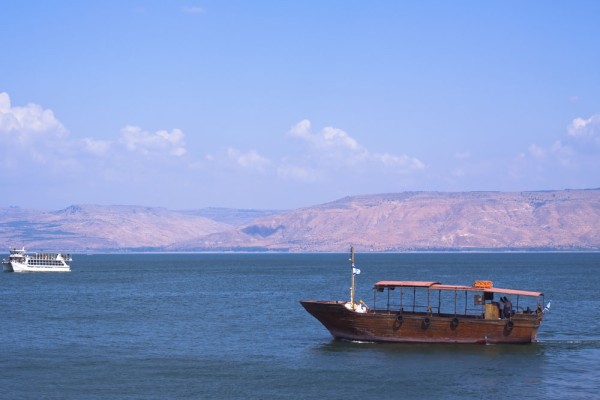 Calatorie cu barca pe Marea Galileei asa cum era pe vremea lui Iisus.