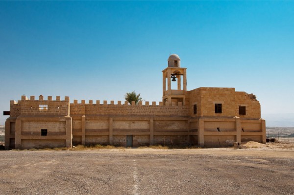 Vom ajunge la Qasr el-Yahud, „qasrˮ însemnând „castelˮ iar „el yahudˮ - „al evreilorˮ considerat a fi locul original al botezului din Pustia Iudeii.