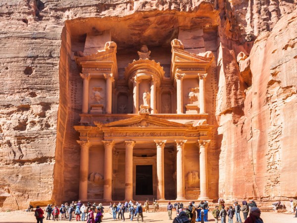 Cea mai mare comoara nationala a Iordaniei, Petra, este unul dintre site-urile Patrimoniului Mondial UNESCO cu 2000 de ani de istorie si 800 de monumente inca in picioare.