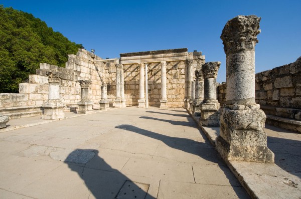 Turul incepe la Capernaum, vizitand ruinele vechii Sinagogi unde Iisus a predicat si a dat invatatura.