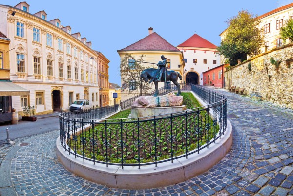 Poarta de Piatra, singura dintre cele 4 porti care permiteau accesul in cetatea fortificata care s-a pastrat pana in zilele noastre