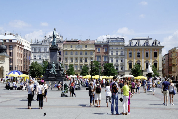 Coboram Drumul Regal in centrul istoric al Cracoviei (inclus pe lista patrimoniului cultural UNESCO in 1978)