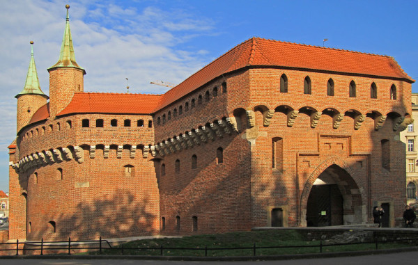 Incheiem cu poarta Sf. Florian si turnul Barbakan (Barbican), din fortificatiile medievale ale orasului.