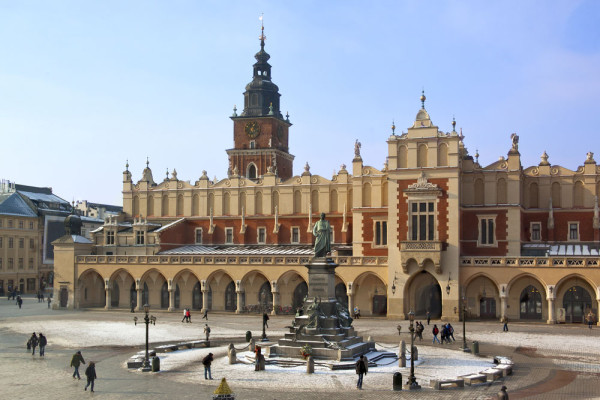 si Rynek (Piata Mare) cu Turnul Primariei, Sukiennice (hala postavarilor) cu magazinele de suveniruri si Bazilica Sf. Maria, cu superbele vitralii si altarul lui Veit Stoss